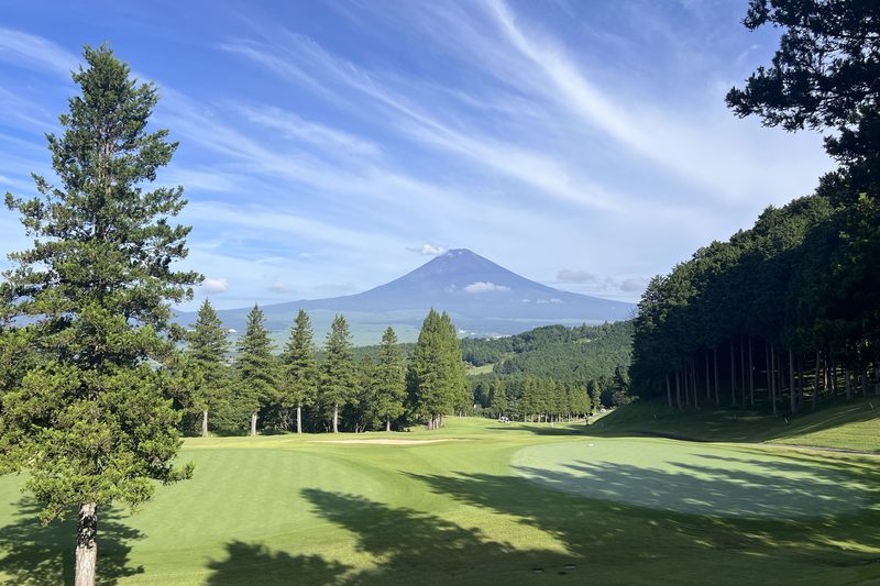 可以望见富士山的球道与果岭