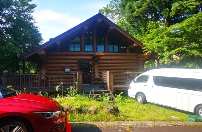 被森林环绕的原木小屋外观